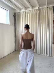紧身杏色鱼骨上衣塑身美型